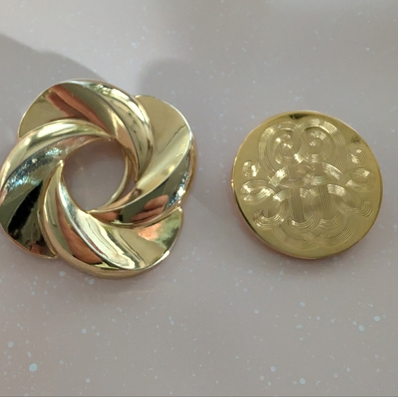 Jewelry - Gold Scarf clips